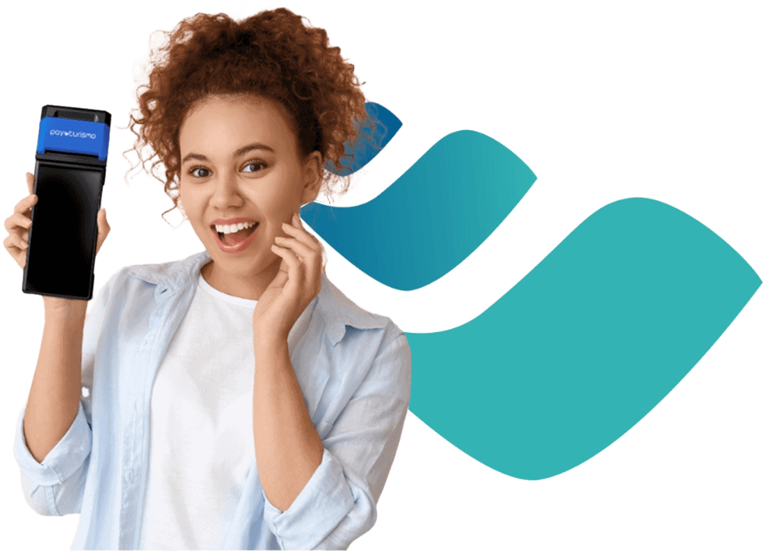 Mulher segurando dispositivo de pagamento Payturismo